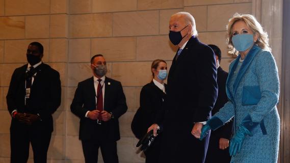 Joe et Jill&nbsp;Biden arrivent au Capitole (Washington), le 20 janvier 2021.