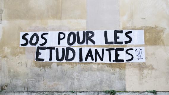 Un message inscrit par des étudiants sur un bâtiment de la Sorbonne, le 18 janvier 2021, à Paris.