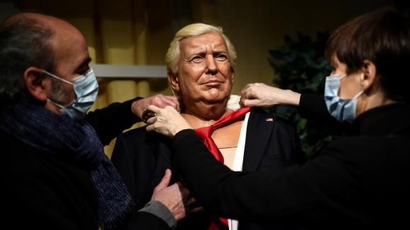 La statue de Donald Trump est retirée du musée Grévin à Paris, le 19 janvier 2021.