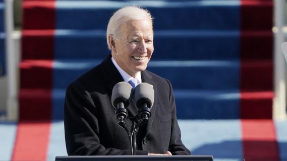 Le président américain Joe Biden prononce son discours d'investiture après avoir prêté serment en tant que 46e président des États-Unis le 20 janvier 2021 au Capitole, à Washington.