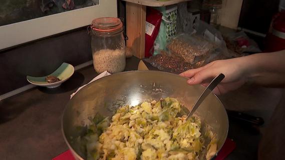 Anne-Lisa Vacher cuisine un crumble au poisson et au poireau. Elle va ensuite déhydrater son plat.&nbsp;