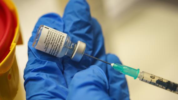 Un médecin prépare une injection du vaccin Pfizer-BioNTech, le 19 janvier 2021 à Darmstadt (Allemagne).