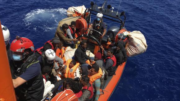 51 migrants secourus par le bâteau Ocean Viking, au large de l'île de Lampedusa, le 25 juin 2020.&nbsp;