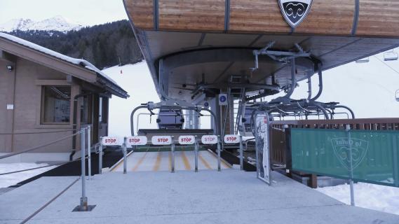 Des remontées mécaniques à l'arrêt dans la station de ski de La Clusaz, en Haute-Savoie, le 22 décembre 2020.