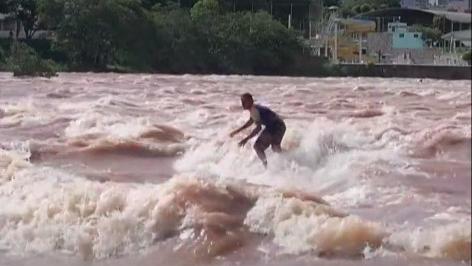 Au Brésil, des surfeurs sur l'eau douce du fleuve Doce