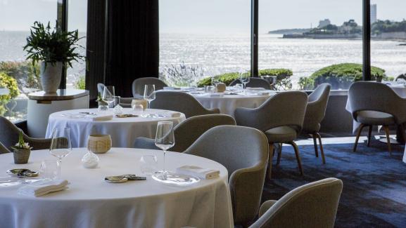 La salle de restaurant, face à la mer, à La Rochelle.