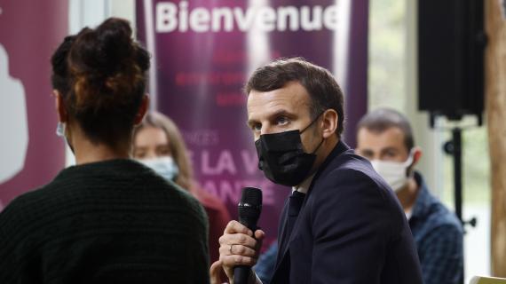 Emmanuel Macron&nbsp;discute avec des étudiants à l'université Paris-Saclay, dans l'Essonne, le 21 janvier 2021.