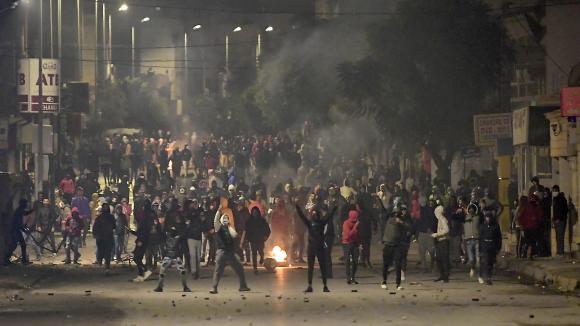 Des affrontements avec les forces de sécurité lors d'une manifestation dans la banlieue de Tunis (18 Janvier 2021).