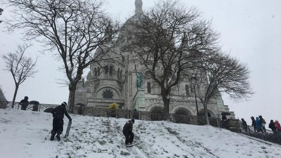 Montmartre sous la neige avec des jeunes faisant du surf, à Paris, le 22 janvier 2019. Photo d'illustration.