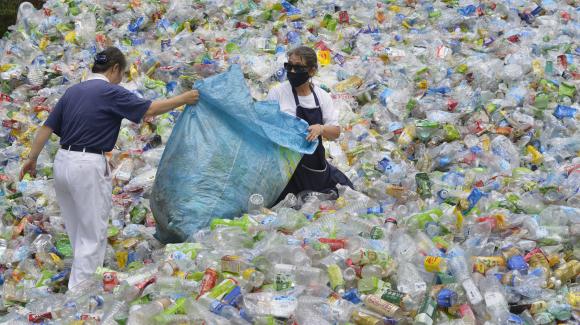 Une colline de plastique dans un centre de recyclage à Taipei (Taiwan). Photo d'illustration.