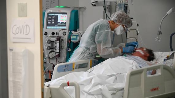 Un patient atteint du Covid-19 en réanimation, à l'hôpital Pasteur à Colmar (Haut-Rhin), le 22 janvier 2021.