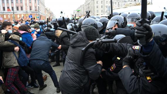 Des affrontements entre manifestants&nbsp;et policiers, le 23 janvier 2021, à Moscou (Russie).