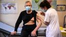 Un retraité de 75 ans en train de recevoir une injection du vaccin contre le Covid-19 à l'Institut Pasteur à Paris le 21 juin 2021.