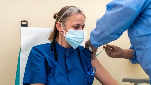 Les couacs autour de la vaccination contre le Covid-19 en Italie, au Japon et en Suède