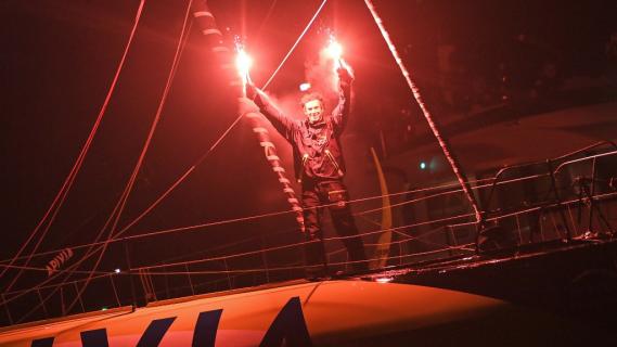 Le skippeur Charlie Dalin célèbre son arrivée aux Sables-d'Olonne (Vendée), après plus de 80 jours de traversée du Vendée Globe, le 27 janvier 2021.