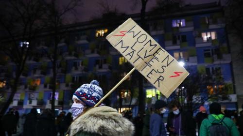 Pologne : des milliers de personnes manifestent contre la quasi-interdiction de l'avortement, entrée en vigueur mercredi