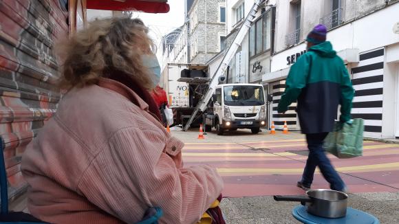 Une SDF mendie à Cherbourg (Manche), le 5 janvier 2021.