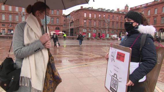 Une étudiante toulousaine s'est déguisée en femme-sandwich avec un QR code à flasher pour lire son CV.&nbsp;