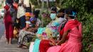 Des femmes portent un masque de protection sur l'île de la Petite-Terre, à Mayotte, le 5 juin 2020.