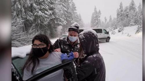 États-Unis : coincés par une tempête de neige, des automobilistes se font vacciner par des soignants