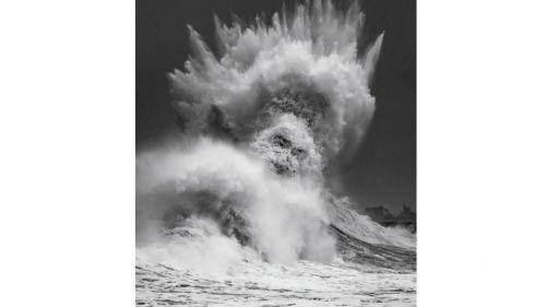 Finistère : un photographe chasseur de tempêtes capte le visage de Poséidon dans une vague