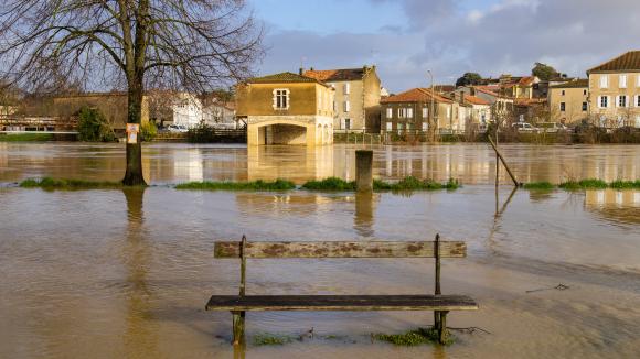 1. Februar 2021. In Lime fließt der Fluss Pais in Kondome über, nachdem Storm Justin vorbeigekommen ist.  & Nbsp;