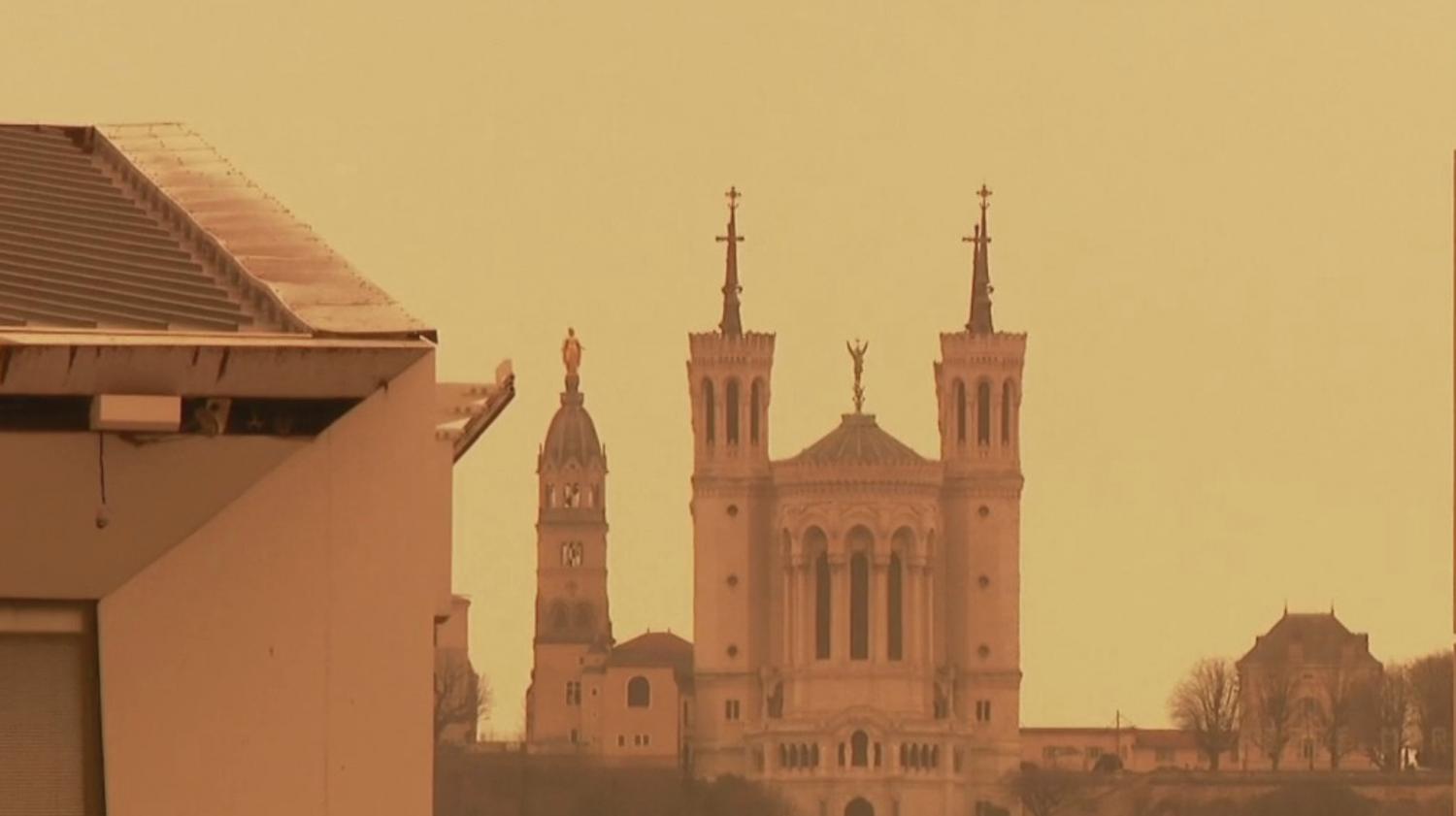 Video Meteo Quand Une Tempete De Sable Colore Une Partie Du Ciel Francais En Orange