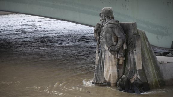 February 5 in Paris.  The Seine overflows in Paris and keeps the capital on alert.  The water level has risen more than four meters from its normal height in recent days.  The Zouave du Pont de l  'Alma is always a good indicator of river flooding.