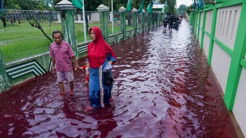 En Indonésie, des flots de couleur rouge sang après des inondations