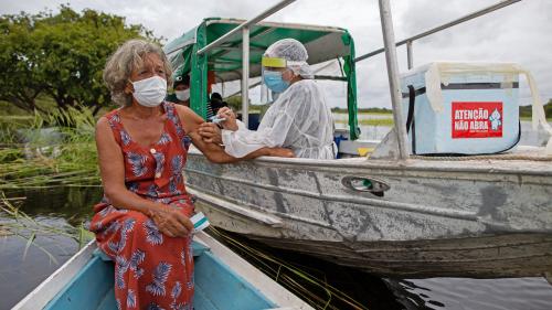 VIDEO. Brésil : en Amazonie, la campagne de vaccination contre le Covid-19 se fait aussi en bateau