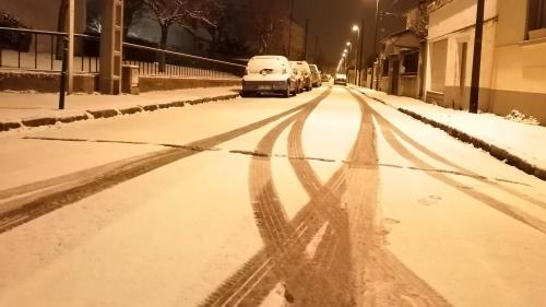 Camions bloqués, circulation difficile, le nord de la France en partie sous la neige