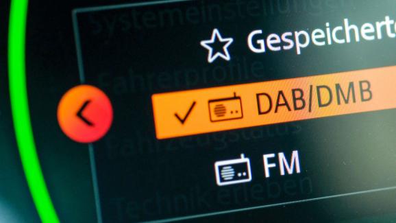 Deutsches Digitalradio DAB / DMB für Digital Audio und Digital Multimedia Broadcasting.  Ab 2023 wird DAB + zum neuen Standard im Rundfunk.  & Nbsp;