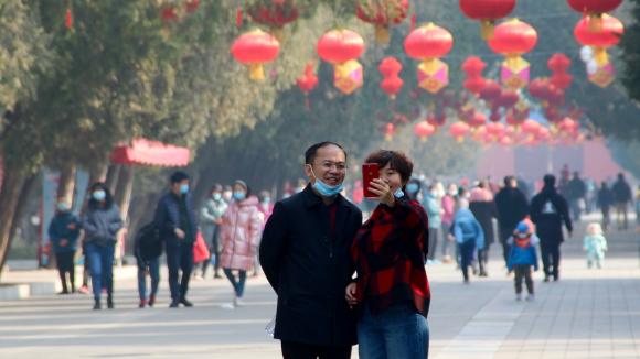 12. Februar 2021. Peking.  & Nbsp;  Wir machen unser Foto zum chinesischen Neujahr, um den Beginn des Jahres des Metallochsen (oder Ochsen) zu feiern.  & Nbsp; 