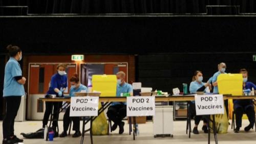 Royaume-Uni : Boris Johnson annonce la barre des 15 millions de personnes vaccinées