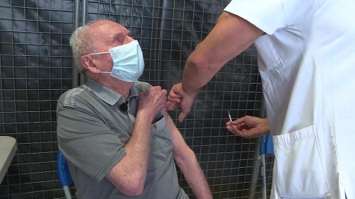 En Saône-et-Loire, un habitant se fait vacciner contre le Covid-19 le jour de ses 100 ans