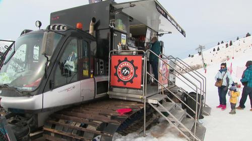 En Savoie, les skieurs peuvent déjeuner sur les pistes grâce à une dameuse transformée en food truck