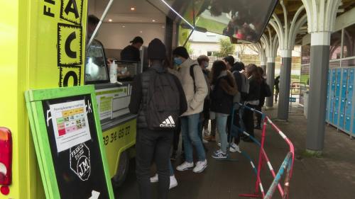 À Nantes, un foodtruck installé dans un lycée pour réduire le nombre d'élèves à la cantine