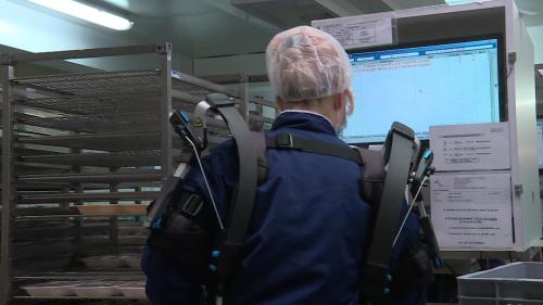 Au CHU de Rouen, des exosquelettes pour soulager le dos des salariés