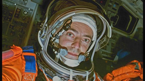 Considerar una misión humana a Marte presupone una selección y entrenamiento especiales de astronautas.  Primera selfie desde el espacio, del astronauta Jean-François Clervoy, el 14 de noviembre de 1994, cuando el transbordador espacial volvió a entrar en la Tierra.