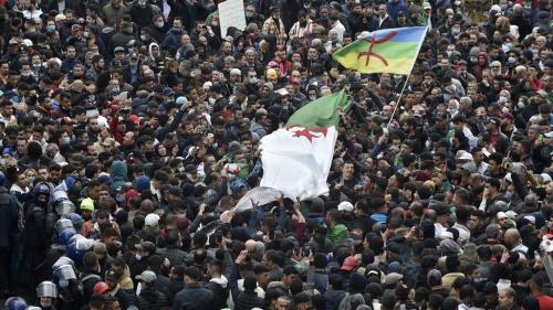 Algérie : des milliers de personnes défilent dans les rues pour le deuxième anniversaire du Hirak