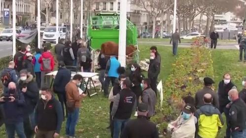 Alimentation : à Lyon, les agriculteurs manifestent contre le menu sans viande