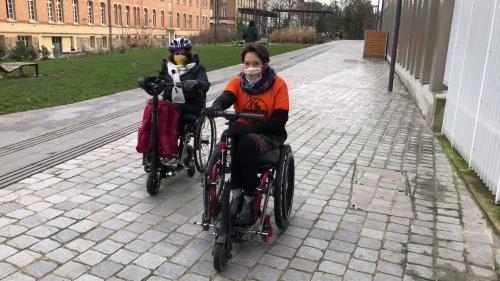 Un fauteuil motorisé sur une trottinette électrique, un vent de liberté pour les handicapés