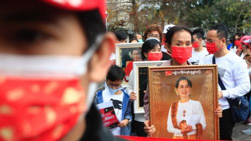 Birmanie : Aung San Suu Kyi devant la justice au lendemain de la répression la plus meurtrière