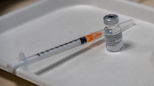 Covid-19 : peut-on vraiment extraire une septième dose d'un flacon du vaccin Pfizer ?