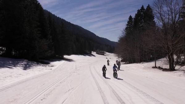 Massif du Vercors : les vacanciers tentent le VTT sur neige