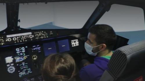 Covid-19 : pour gérer le stress, des soignants apprennent à piloter un avion