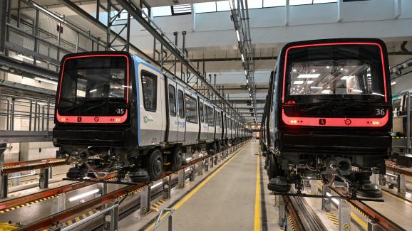 Los subterráneos MP14 de Alstom (autónomos), aquí unos días antes de su inauguración, se pusieron en servicio comercial en la extensión de la línea 14, el 14 de diciembre de 2020. Este metro ahora sirve a toda la línea 14, desde la estación de Olympiades hasta Mairie de Saint- Estación de Ouen.