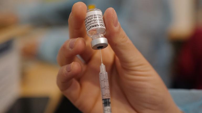 Covid 19 Plus De Cinq Millions De Personnes Ont Recu Une Premiere Dose De Vaccin En France