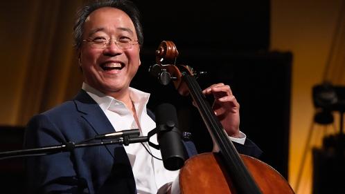 Le violoncelliste star américain Yo-Yo Ma offre un concert improvisé dans un centre de vaccination Covid