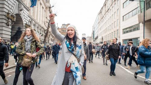 Covid-19 : des milliers de personnes manifestent contre les restrictions dans plusieurs pays d'Europe